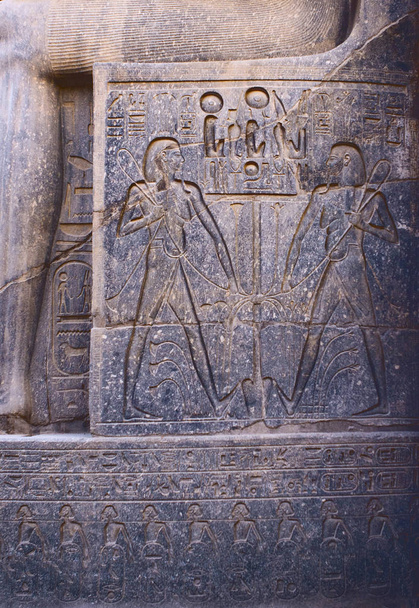 Tempio di Karnak, Le rovine del tempio, Geroglifici in rilievo sul muro
 - Foto, immagini