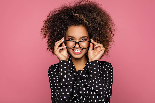 gözlük tutan genç siyah sağlıklı kadın  - Fotoğraf, Görsel