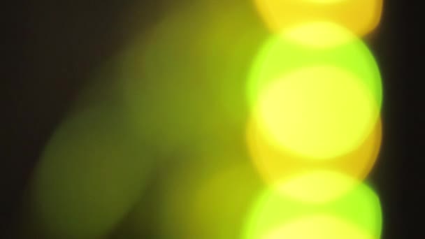 statische Aufnahme grüner Bokeh-Lichter, die hin und wieder flackern - Filmmaterial, Video