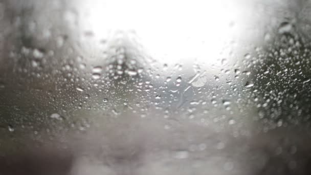 statický snímek převzat z uvnitř auta při pohledu přes čelní sklo zalité v dešti - Záběry, video