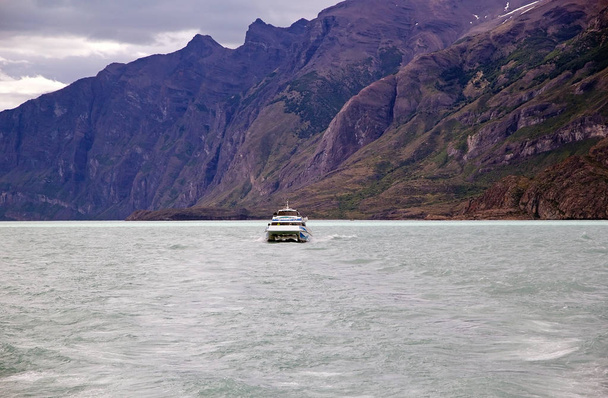 アルゼンチン、アルヘンティーノ湖の観光船 - 写真・画像