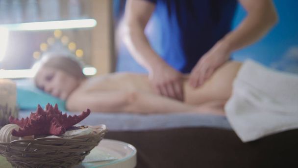 Salone massaggi - giovane ragazza ottiene rilassante terapia di guarigione, de-focalizzata
 - Foto, immagini