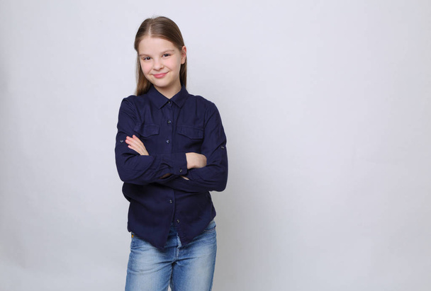 Studioporträt eines europäischen kaukasischen Teenie-Mädchens - Foto, Bild