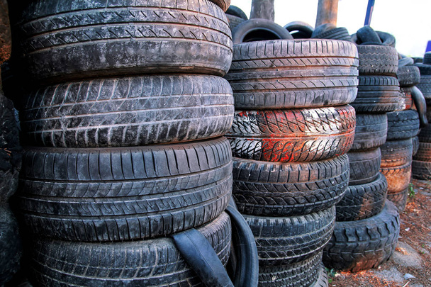 staré ojeté pneumatiky - Fotografie, Obrázek