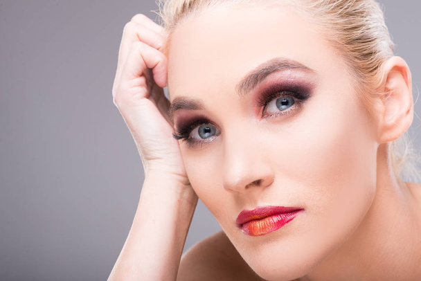 Nahaufnahme der schönen jungen blonden Frau mit Make-up - Foto, Bild