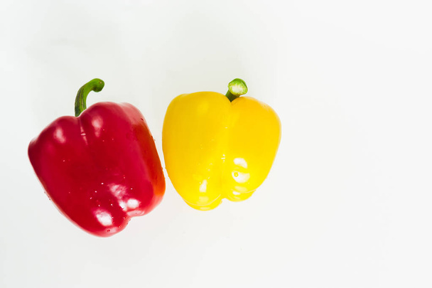 rote und gelbe Paprika isoliert auf weißem Hintergrund - Foto, Bild