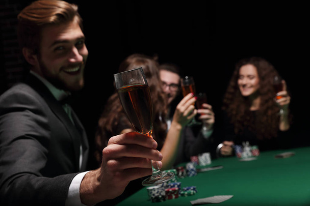 poker player with a glass of wine - Foto, Bild