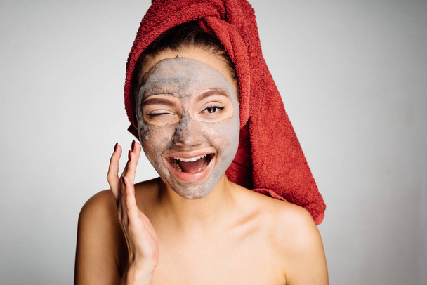 happy woman puts mask on face after shower - Foto, afbeelding