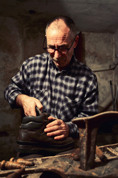 cobbler at work - Fotoğraf, Görsel