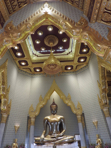 Golden Buddha in a temple plant in Thailand - Zdjęcie, obraz