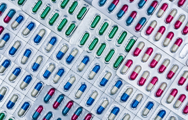 Marco completo de coloridas píldoras de cápsulas antimicrobianas. Calidad cont
 - Foto, imagen