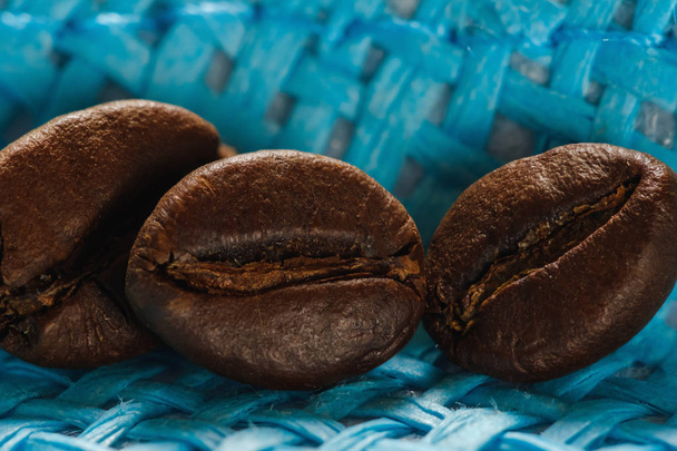 Set of fresh roasted macro coffee beans on wicker basket background. - Foto, Imagem