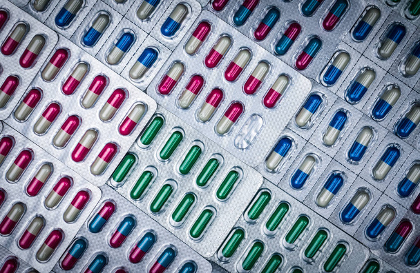 Marco completo de coloridas píldoras de cápsulas antimicrobianas. Calidad cont
 - Foto, Imagen