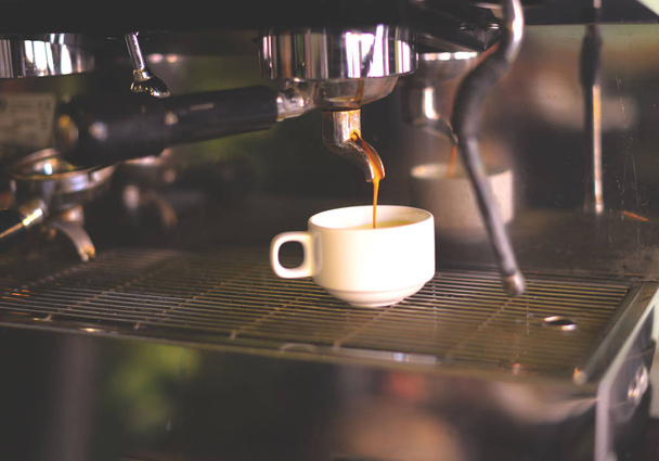 Hacer una taza de café en taza blanca de café expreso capuchino en una cafetería
 - Foto, imagen