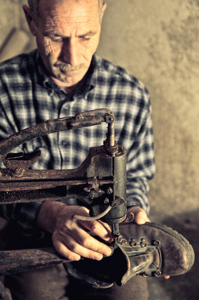 cobbler at work - Foto, imagen