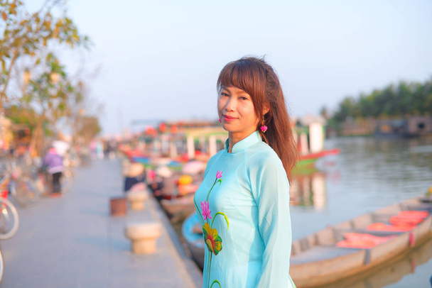 Vietnamilainen tyttö mekot ja perinteiset hatut vanhassa kaupungissa Hoi An
. - Valokuva, kuva