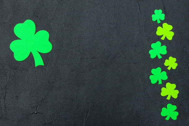 St. Patrick dzień tematu kolorowy poziomy baner. Zielony liść koniczyny pozostawia na czarnym tle. Produkt jest wytwarzanie elementów. Kopiować miejsca. Dla karty z pozdrowieniami transparent - Zdjęcie, obraz