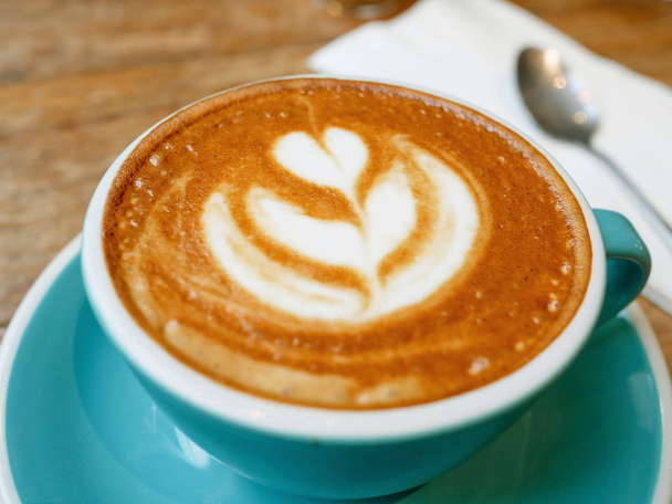 Kuppi kahvia latte taidetta höyrytettyä maitoa
 - Valokuva, kuva