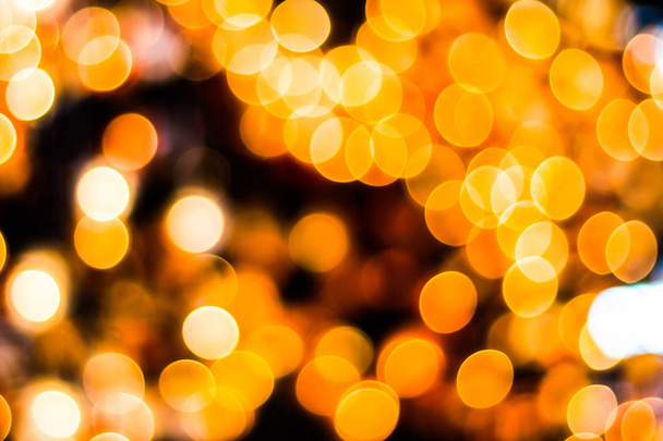 Bokeh dekoratív kültéri karakterlánc fények lóg egy fa a kertben éjjel idő - dekoratív karácsonyi fények - boldog új évet  - Fotó, kép