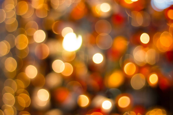 Боке Декоративные наружные огни струны висит на дереве в саду в ночное время - декоративные рождественские огни - с Новым годом
  - Фото, изображение