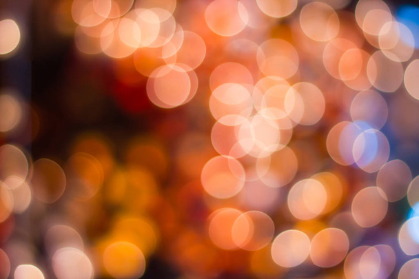 Bokeh Lumières décoratives en plein air suspendues à un arbre dans le jardin la nuit - lumières de Noël décoratives - bonne année
  - Photo, image