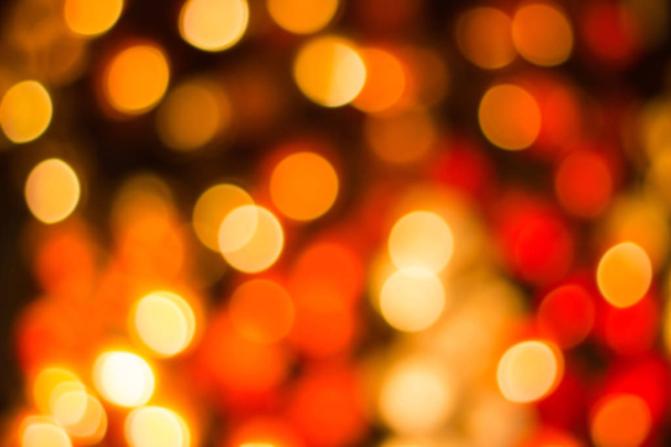 Bokeh Decorativas luces de hilo al aire libre colgando de un árbol en el jardín por la noche - decorativas luces de Navidad - feliz año nuevo
  - Foto, Imagen