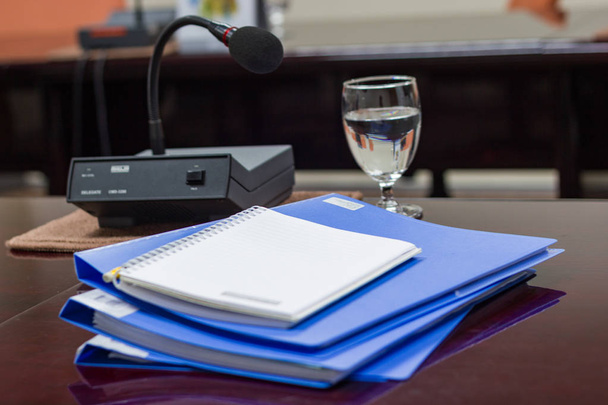 Blauwe bestandsmap met documenten, op houten tafel in de vergaderzaal - concept office zakenleven - Foto, afbeelding