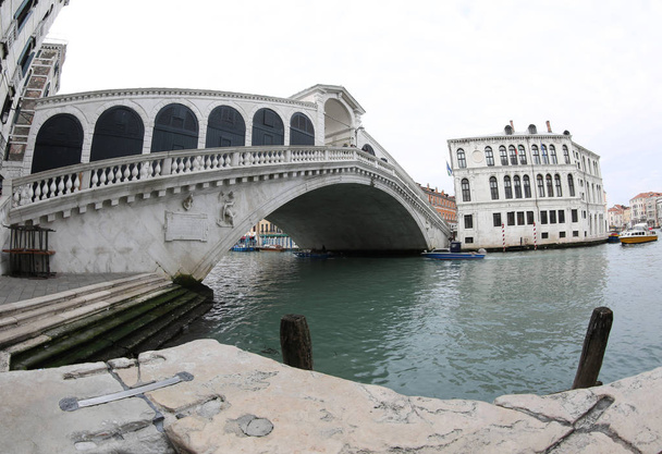 Великолепный вид на мост Риальто под названием PONTE DI RIALTO на итальянском языке
 - Фото, изображение