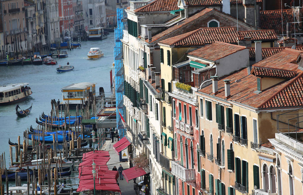 Βενετία Ιταλία Canal με πολλά σπίτια από μια ασυνήθιστη θέα - Φωτογραφία, εικόνα