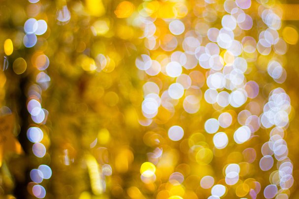 Desenfoque - bokeh Luces decorativas de hilo al aire libre que cuelgan en el árbol en el jardín por la noche - luces decorativas de Navidad - feliz año nuevo  - Foto, imagen