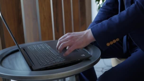 Empresário correndo em um laptop
 - Filmagem, Vídeo