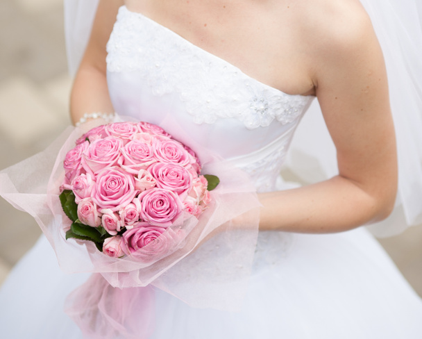 γαμήλιο μπουκέτο στα χέρια της νύφης - Φωτογραφία, εικόνα