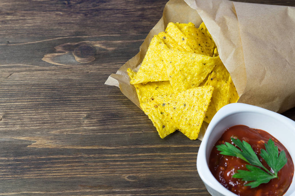 Nachos corn chips with classic tomato salsa. Fresh cold beer is perfect with savory snacks. - 写真・画像