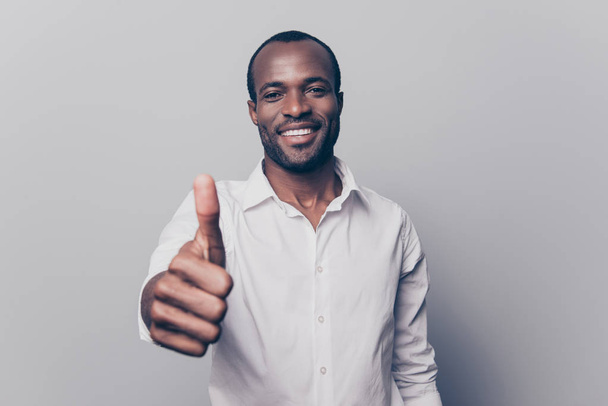 Portrait of cheerful, positive, handsome man with black skin, be - Foto, immagini