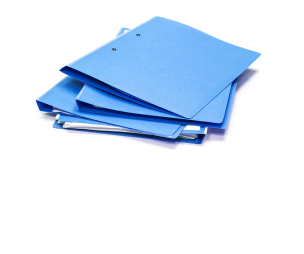 青いファイル フォルダーです。契約と紙の保存。分離の白い背景を持つコピー スペース - 写真・画像