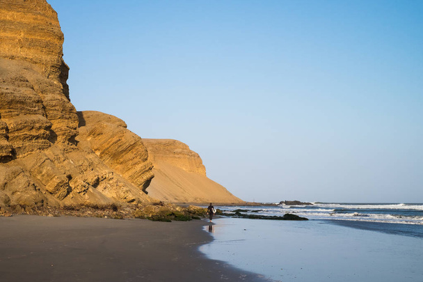 Scogliere sul mare sulla costa di Chicama, Perù
 - Foto, immagini