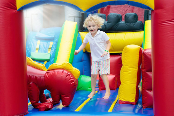 Gyerek játszótér, trambulin jumping. Gyerekek ugrás. - Fotó, kép