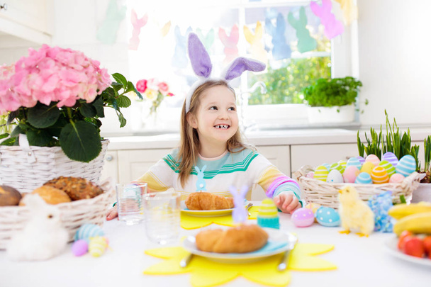 A gyerekek a húsvéti reggeli. Tojás kosár, nyuszi füle. - Fotó, kép