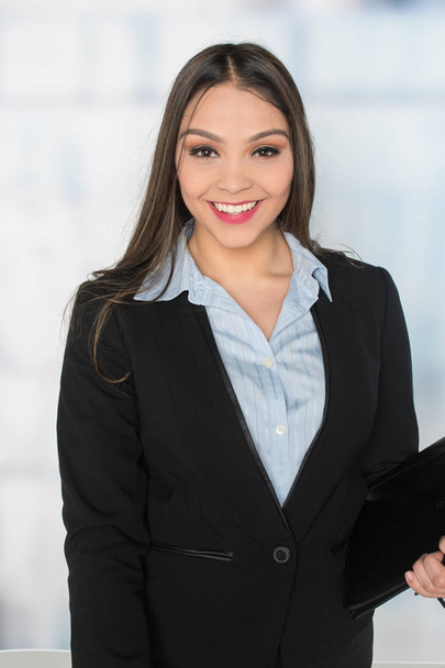 Happy Hispanic Businesswoman - Foto, afbeelding