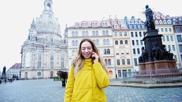 Привабливі дівчина базікати по телефону і ходити в європейські міста Дре - Фото, зображення