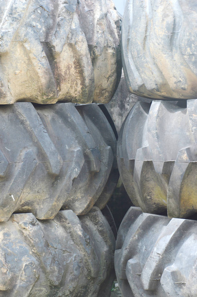 részletes textúra és mintás traktor gumiabroncsok háttér - Fotó, kép