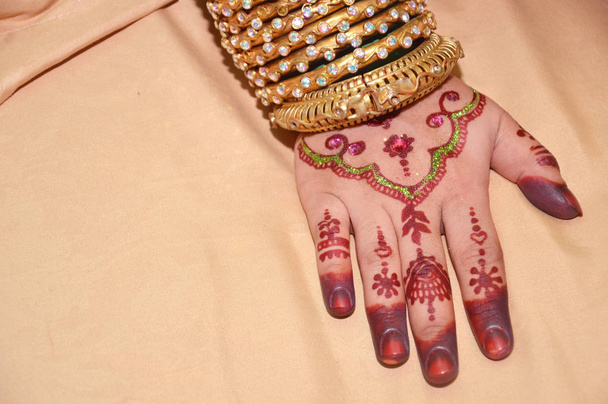 Henna na rukou indonéské nevěstu - Fotografie, Obrázek
