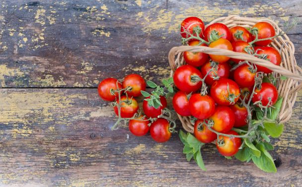 rustic kitchen background with cherry tomatoes ru - Foto, afbeelding