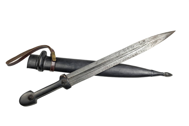 Vieille dague caucasienne avec un fourreau sur fond blanc, isolée
 - Photo, image