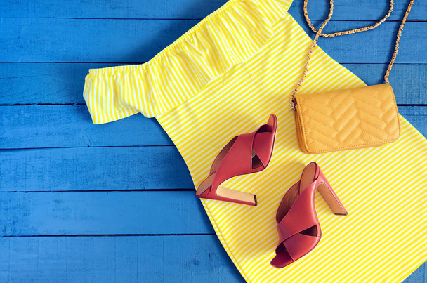 Damesmode, accessoires, schoenen (gele jurk, lederen t - Foto, afbeelding