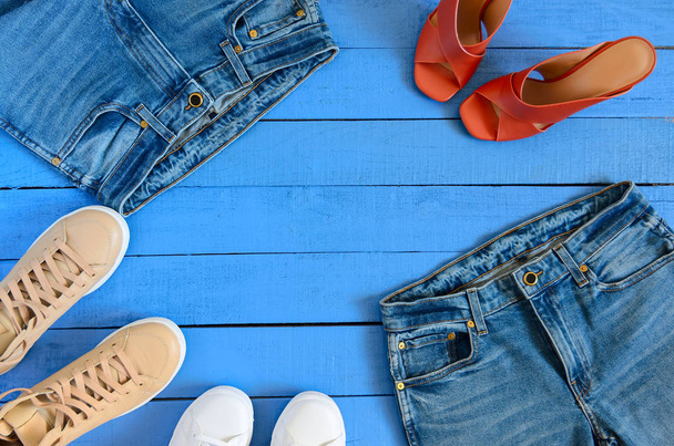 Damenbekleidung, Schuhe (Blue Jeans, Lederterrakottabsatz)  - Foto, Bild