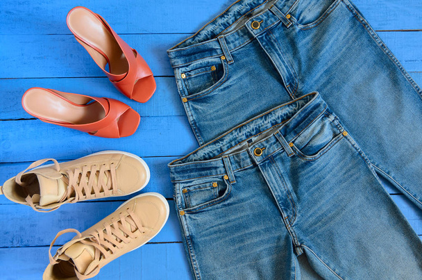 Женская одежда, обувь (синие джинсы, кожаный терракотовый каблук)
  - Фото, изображение