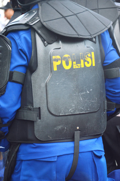 Indonessian Police noszenie czarny anty-zamieszki bezpieczeństwa kamizelki - Zdjęcie, obraz