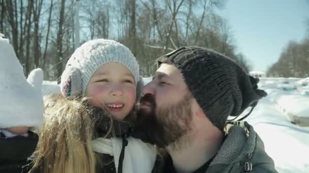 mutlu baba ve kız parkta yürüyüş - Video, Çekim