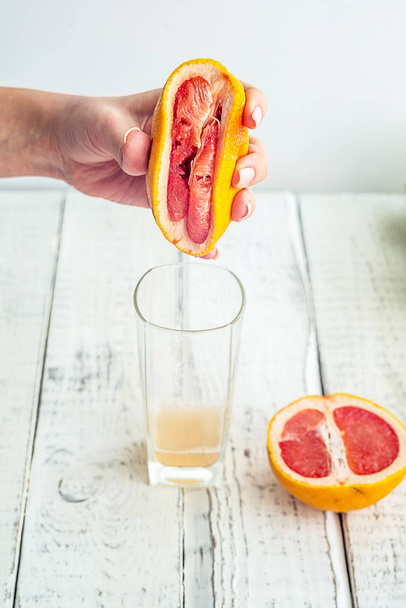 freshly squeezed grapefruit juice - Foto, Imagen